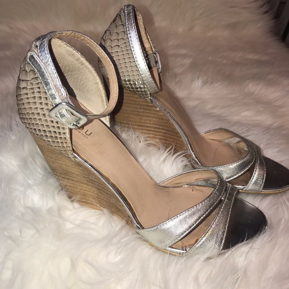 Bijou by AJ Valenci metallic sandal wedge size 7.5